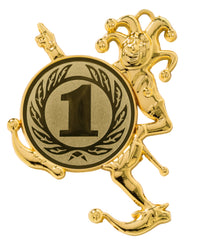 Thumbnail for Die Karnevalsmedaillen Oldenburg 102 x 71 mm PK79033g-E50 zeigen eine goldene Narrenfigur, die ein rundes Emblem mit der Zahl Eins und einem Lorbeerblatt hält, das einen ersten Platz oder eine Auszeichnung symbolisiert. Dieses aus hochwertigem Material gefertigte Stück verfügt über ein exklusives Design, das seine Bedeutung und Anziehungskraft unterstreicht.