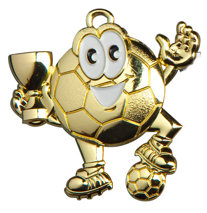 Die Fußball-Medaillen Gelsenkirchen 47 x 44 mm PK79147 zeigen eine goldfarbene, aus hochwertigem Material gefertigte Fußball-Cartoon-Figur, die eine Trophäe hält, auf einem kleineren Fußball steht und fröhlich lächelt.