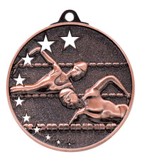 Thumbnail for Die Schwimmen Medaillen Halle 52 mm PK79224 ist eine bronzene Schwimmmedaille, die zwei Schwimmer im Freistil zeigt, umgeben von Sternen, aus hochwertigem Material gefertigt und mit einem exklusiven Design ausgestattet.