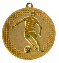 Thumbnail for Die Fußballspieler Medaillen Rostock 50 mm PK79335 ist eine Goldmedaille aus hochwertigem Material und zeigt ein geprägtes Bild eines Fußballspielers, der einen Ball dribbelt. Diese Medaille verfügt über ein exklusives Design mit einer perforierten Kante auf der linken Seite und hat oben eine Schlaufe zum Befestigen eines Bandes.