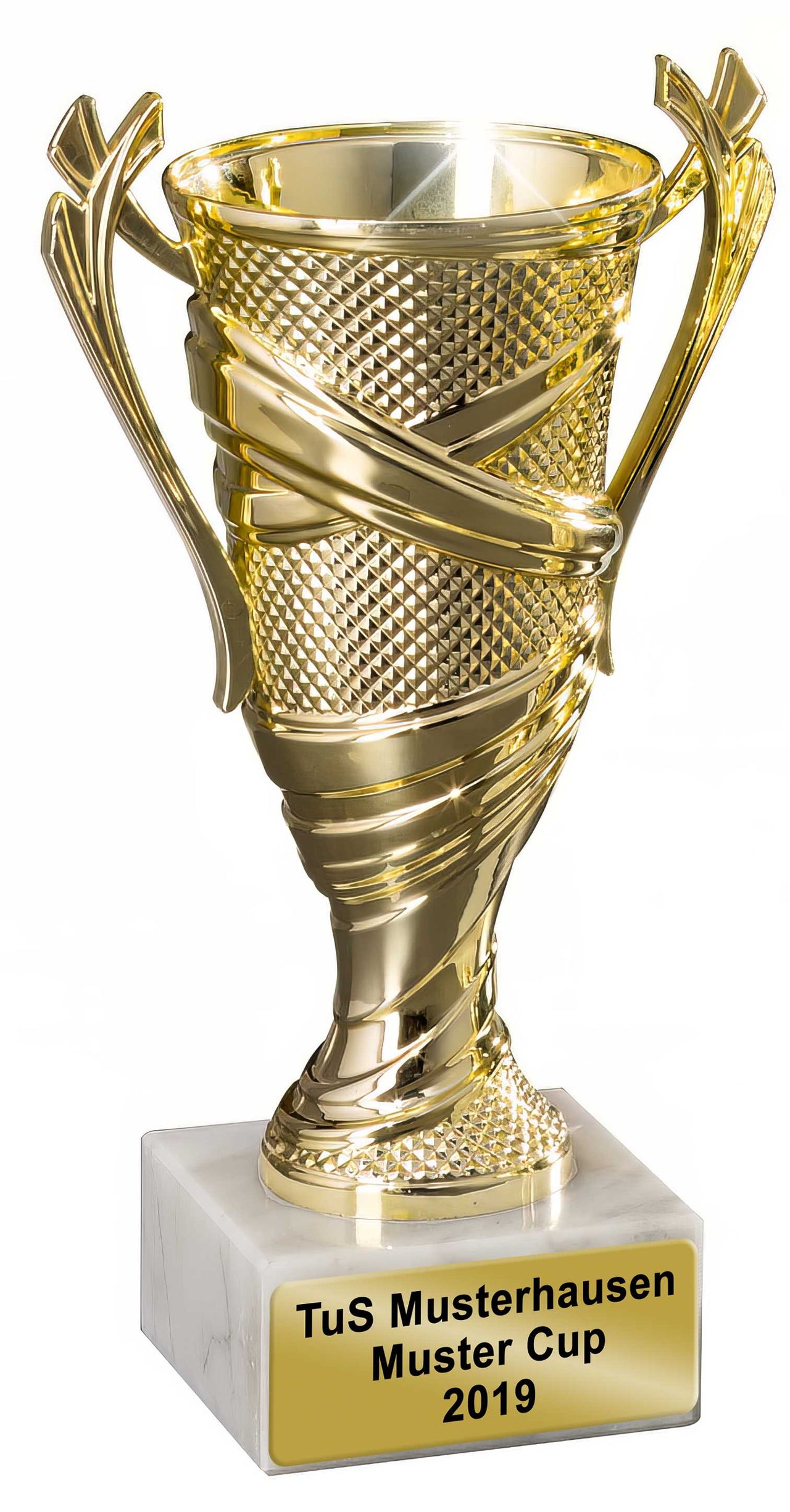 Ein goldener Pokale Berlin – 3er-Serie Trophäen mit der Aufschrift „TuS Musterhausen Muster Cup 2019“ auf einem weißen Marmorsockel, der die exquisite Handwerkskunst hochwertiger Trophäen zeigt.