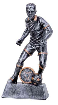 Thumbnail for Die 4-er Serie Fußball 137 mm – 223 mm PK739380-77-4-E25, die eine Statue eines Fußballspielers in dynamischer Pose zeigt, montiert auf einem Sockel mit rundem Emblem und Fußball, dient als perfekter Ehrenpreis für jede Meisterschaft.
