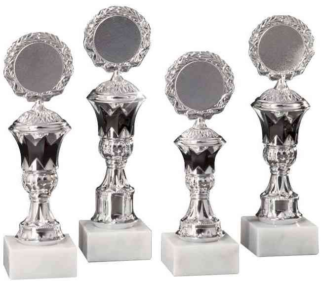 Vier silberne Trophäen in exklusivem Design mit runden Spitzen, die an einen prestigeträchtigen Ehrenpreis erinnern und auf weißen quadratischen Sockeln stehen: Pokale Soest 4-er Pokalserie 197 mm - 235 mm PK754600-4-E50.